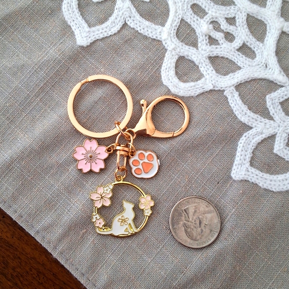 💥SALE💥Cat Flower Paw Gold Keychain NEW - Picture 3 of 4